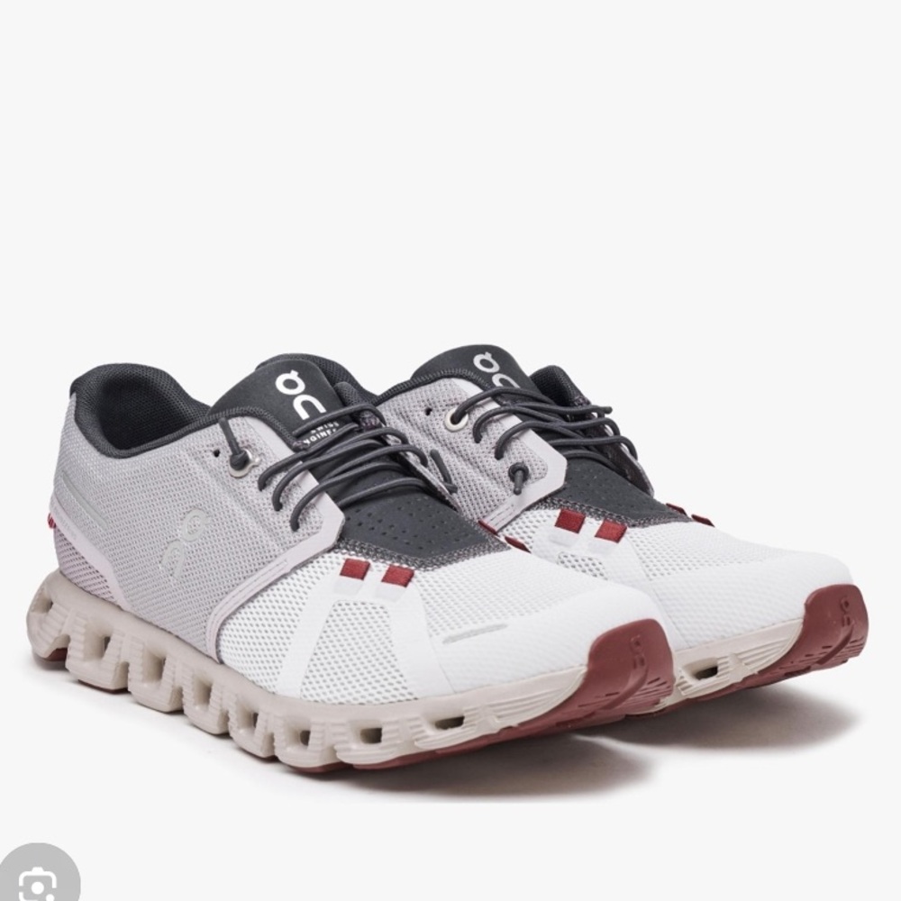 9.5 Women’s OnCloud 5 running shoes